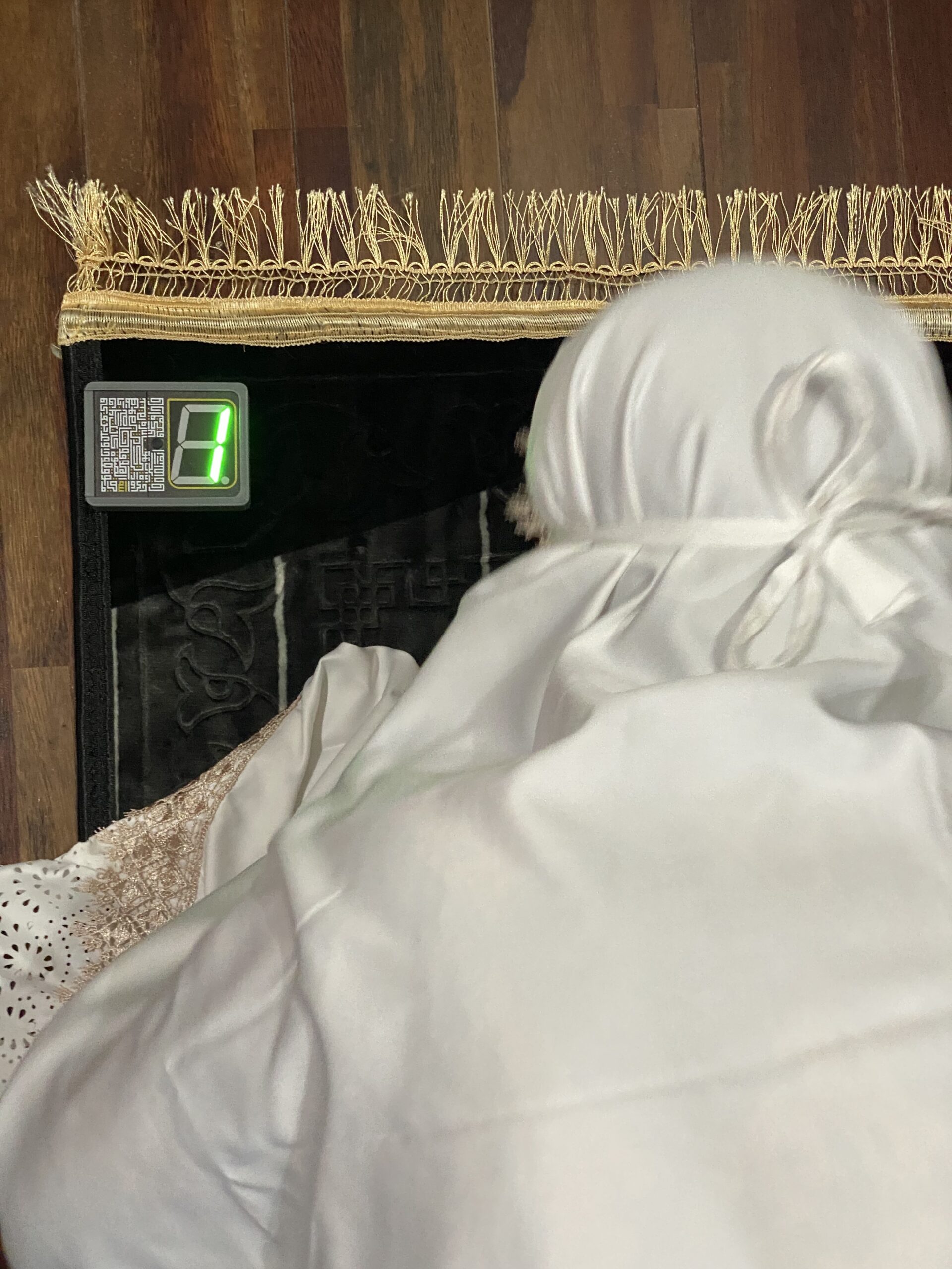 Penempatan tidak mengganggu gerakan salat